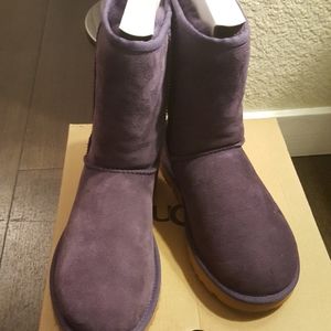 SOLD Ugg boots Classic Short ll